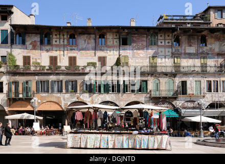 Piazza Delle Erbe Platz, Verona, Italien, Europa Stockfoto