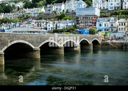 Die Brücke über den Fluß Looe in Cornwall. Stockfoto