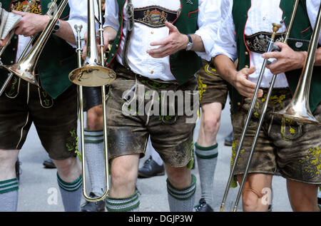 Detail der drei Musiker in traditionellen Lederhosen, kurze Lederhosen, Bayern, Oberbayern Stockfoto
