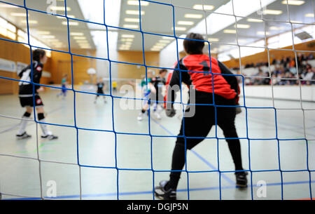 Junge Menschen spielen Fußball in einem Fitnessstudio Stockfoto