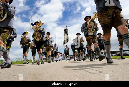 Parade in traditionellen Kostümen in Baiernrain, Landkreis Bad Tölz Grafschaft, Bayern, Oberbayern Stockfoto