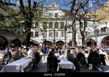 Biergarten im Innenhof des Hofbrauhaus in München, Bayern Stockfoto