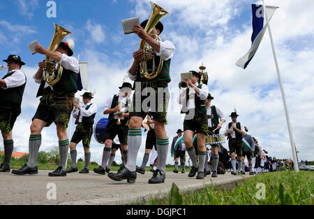 Parade in traditionellen Kostümen in Baiernrain, Stadtteil von Bad Tölz-Wolfratshausen, Bayern, Oberbayern Stockfoto