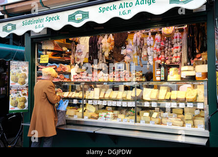 Stall mit typischen Südtiroler Speck, Salami und Käse, Bozen, Südtirol, Südtirol, Italien, Europa Stockfoto