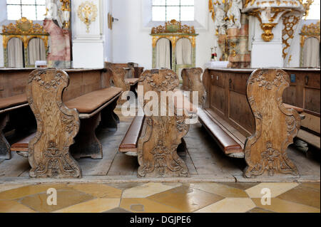 Kunstvoll geschnitzte Kirchenbänke im Visitationists Kloster Kloster Dietramszell Dietramszell, Bayern, Oberbayern Stockfoto