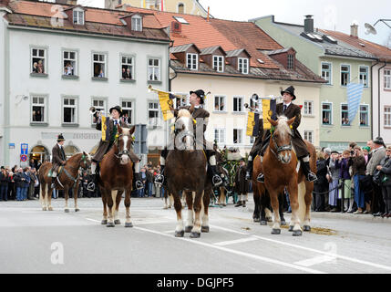 Leonhardifahrt, eine Prozession mit Pferden für Festtag von Saint Leonard Noblac, Fanfare der Toelzer Schuetzenkompanie Stockfoto