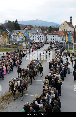 Leonhardifahrt, eine Prozession mit Pferden für den Festtag des Heiligen Leonhard Noblac, Bad Tölz, Bayern, Oberbayern Stockfoto