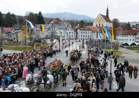 Leonhardifahrt, eine Prozession mit Pferden für den Festtag des Heiligen Leonhard Noblac, Bad Tölz, Bayern, Oberbayern Stockfoto