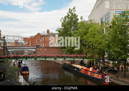 Kanalboote am Brindley legen Birmingham UK Blick in Richtung International Convention Centre (ICE) Stockfoto