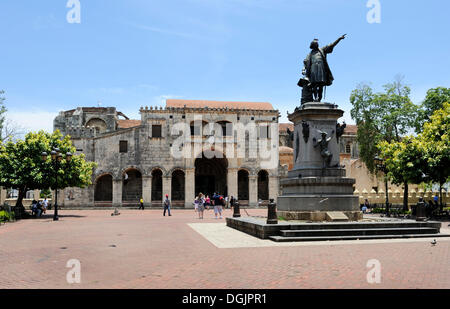 Plaza Colon quadratisch mit Kolumbus-Denkmal und Kathedrale Santa Maria la Menor, älteste Kathedrale der neuen Welt, 1532 Stockfoto