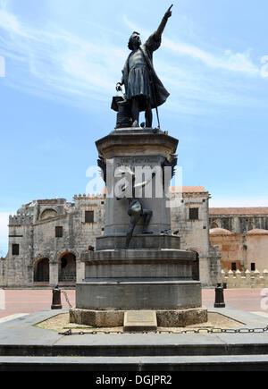 Plaza Colon quadratisch mit Kolumbus-Denkmal und Kathedrale Santa Maria la Menor, älteste Kathedrale der neuen Welt, 1532 Stockfoto