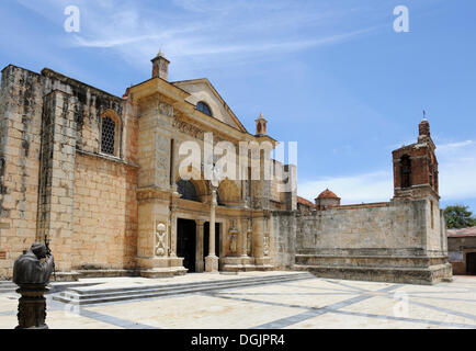 Kathedrale von Santa Maria la Menor, älteste Kathedrale der neuen Welt, 1532, Statue von Papst Johannes Paul II., Santo Domingo Stockfoto