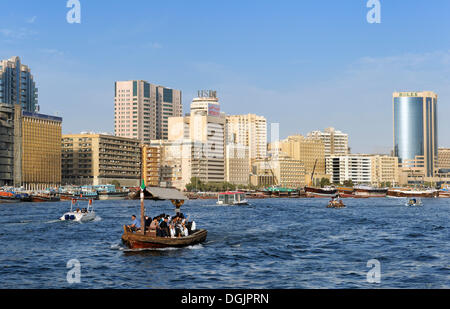 Wasser Taxi, ABRA, Dhau auf dem Dubai Creek zwischen Bur Dubai und Deira, Dubai, Vereinigte Arabische Emirate, Naher Osten Stockfoto