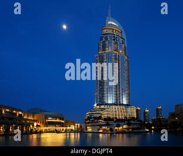 "Die Adresse" Luxushotel, 63 Stockwerke und Dubai Mall in der Abenddämmerung, Downtown Dubai, Business Bay, Dubai, Vereinigte Arabische Emirate Stockfoto