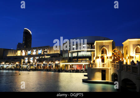Dubai Mall und Brücke zum Souk Al Bahar, Dubai Business Bay in der Abenddämmerung, Downtown Burj Dubai, Dubai, Vereinigte Arabische Emirate Stockfoto