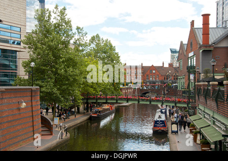 Kanalboote am Brindley legen Birmingham UK mit Blick auf die Broad Street Stockfoto