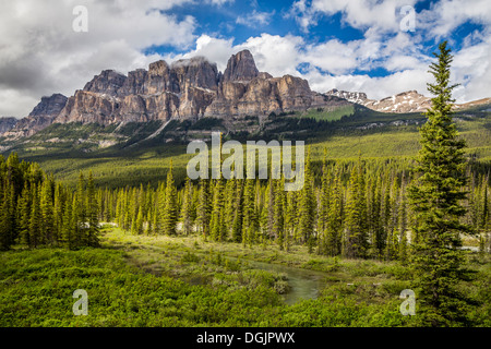 Schlossberg und den Bow River im Banff Nationalpark, Alberta, Kanada. Stockfoto