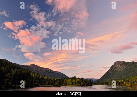 Dawn Himmel über den Chilko River im Frühherbst Chilcotin Wildnis British Columbia Kanada Stockfoto