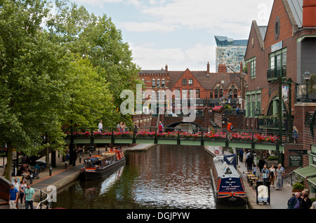 Kanalboote und Menschen bei Brindley Platz Birmingham UK mit Blick auf die Broad Street auf ein arbeitsreicher Sommer Samstag. Stockfoto