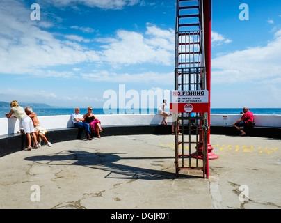 Urlauber auf dem Banjo-Pier in Looe. Stockfoto