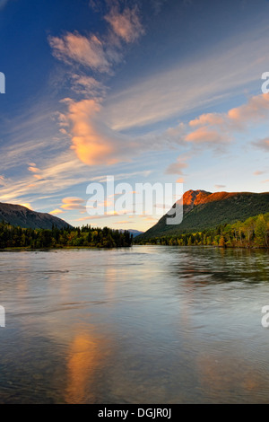 Reflexionen in der Chilko River im Frühherbst Chilcotin Wildnis British Columbia Kanada Stockfoto