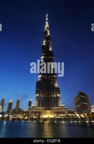 Burj Khalifa mit 828m Höhe der höchste Turm der Welt, der Dubai Fountain außerhalb der Dubai Mall, Dubai Business Bay Stockfoto