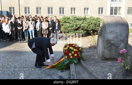 Berlin, Deutschland. 22. Oktober 2013. Der deutsche Bundespräsident Joachim Gauck legt einen Kranz an Stasi Gedenkstätte Hohenschönhausen in Berlin, Deutschland, 22. Oktober 2013. Foto: BERND VON JUTRCZENKA/Dpa/Alamy Live-Nachrichten Stockfoto