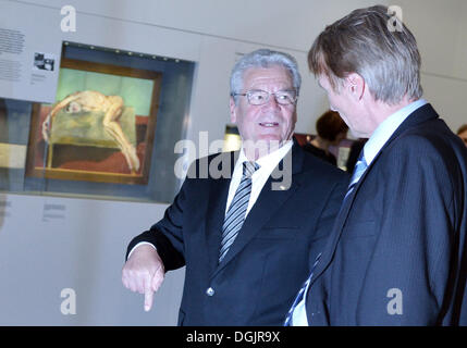 Berlin, Deutschland. 22. Oktober 2013. Bundespräsident Joachim Gauck ist eine Tour der Stasi-Gedenkstätte Hohenschönhausen durch Director Hubertus Knabe (R) in Berlin, Deutschland, 22. Oktober 2013 gegeben. Foto: BERND VON JUTRCZENKA/Dpa/Alamy Live-Nachrichten Stockfoto