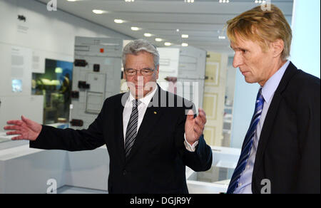 Berlin, Deutschland. 22. Oktober 2013. Bundespräsident Joachim Gauck ist eine Tour der Stasi-Gedenkstätte Hohenschönhausen durch Director Hubertus Knabe (R) in Berlin, Deutschland, 22. Oktober 2013 gegeben. Foto: BERND VON JUTRCZENKA/Dpa/Alamy Live-Nachrichten Stockfoto