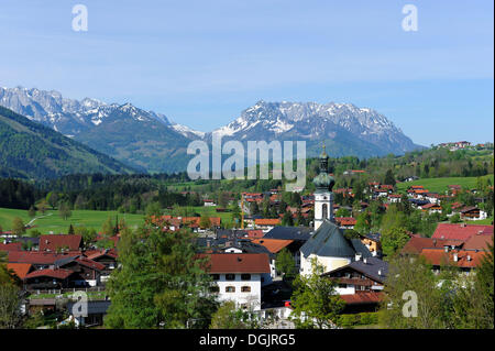 Reit Im Winkl mit Pfarrei Kirche von St. Pancras, Berge Wilder Kaiser und Zahmer Kaiser im Rückbereich, Chiemgau Stockfoto