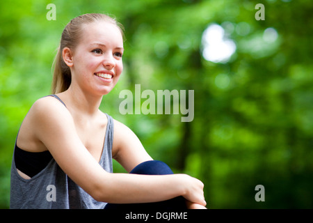 Berlin, Deutschland, Portrait einer jungen Frau mit blonden Haaren Stockfoto