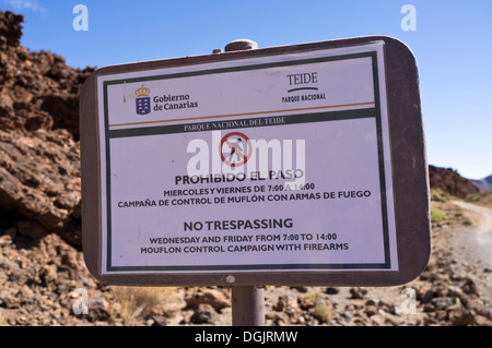 Zeichen verbietet Eintrag auf einen Pfad in der Las Canadas del Teide National Park während einer Keulung von Mufflon Ziegen, Teneriffa Stockfoto