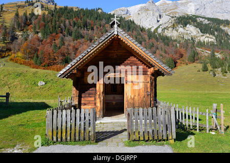 Kleine Kapelle auf einem Berg Weide, Grosser Ahornboden Eng Alm Alm mit Ahorn Platanen, Karwendelgebirge Stockfoto