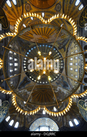 Dome-Decke und Kronleuchter, Ayasofya, UNESCO Weltkulturerbe, Hagia Sophia, Istanbul, europäische Seite Stockfoto