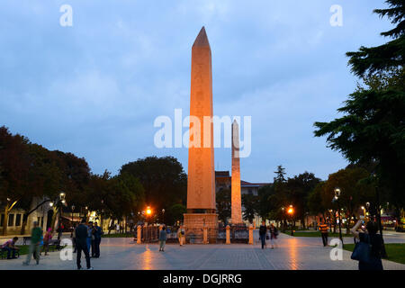 Ägyptischer Obelisk und eine gemauerte Obelisk am Hippodrom oder Sultanahmet-Platz, Istanbul, Provinz Istanbul, Türkei Stockfoto