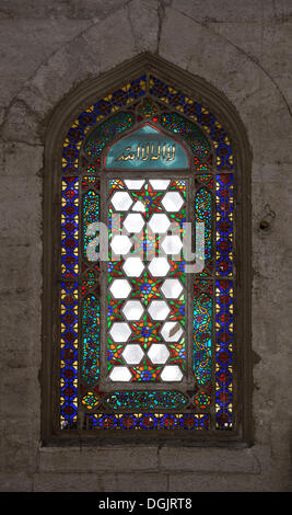 Fenster in der Moschee, dekoriert, Sokollu Mehmet Pascha Moschee, Sokollu Mehmed Paşa Camii, Sultanahmet, Istanbul, europäische Seite Stockfoto