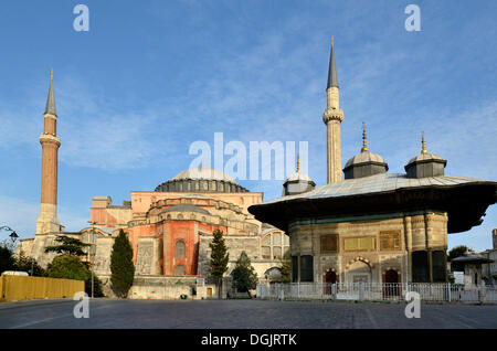 Brunnen von Ahmed III und die Hagia Sophia, Ayasofya, UNESCO Weltkulturerbe, Istanbul, europäische Seite Stockfoto