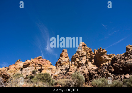 Durch Wind erodiert, Orange gefärbte Vulkangestein Formationen im Nationalpark Las Canadas del Teide auf Teneriffa, Kanarische Inseln Stockfoto