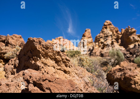 Durch Wind erodiert, Orange gefärbte Vulkangestein Formationen im Nationalpark Las Canadas del Teide auf Teneriffa, Kanarische Inseln Stockfoto