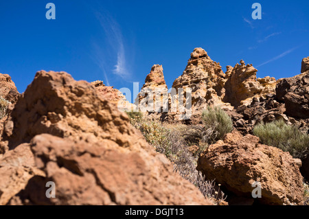 Durch Wind erodiert, Orange gefärbte Vulkangestein Formationen im Nationalpark Las Canadas del Teide auf Teneriffa, Kanarische Inseln Stockfoto