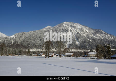 Wintermorgen in Dorf Walchensee, Herzogstand Halterung hinten, Walchensee, Upper Bavaria, Bavaria, Germany Stockfoto