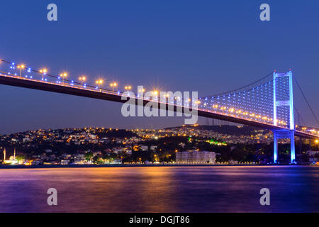 Bosporus-Brücke und Beylerbeyi-Palast auf dem asiatischen Ufer von Üsküdar, Istanbul, Ortakoey, asiatische und europäische Seite gesehen Stockfoto