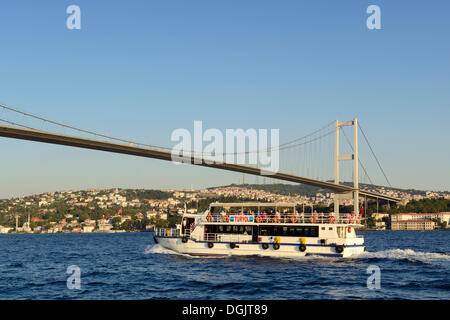 Fähre über den Bosporus, Bosporus-Brücke, asiatischen Ufer, gesehen von Ortakoey, Istanbul, europäische Seite, Provinz Istanbul, Türkei Stockfoto