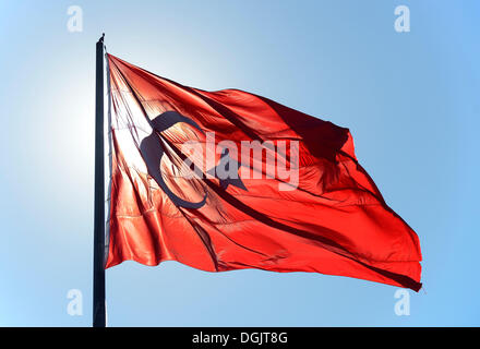 Türkische Flagge mit Hintergrundbeleuchtung, Istanbul, europäische Seite, Provinz Istanbul, Türkei, europäische Seite Stockfoto