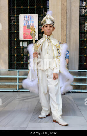 Türkischer Junge tragen traditionelle Kleidung während einer Zeremonie der Beschneidung, Suennet, Eyuep-Sultan-Moschee, Eyüp, Istanbul Stockfoto