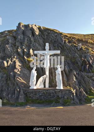 Am Straßenrand Statue des Crucifticion gegen den Hang am Slea Head Drive Co. Kerry Stockfoto