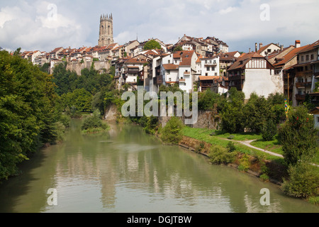 Saane River von der Pont-du-Milieu in Fribourg, Schweiz. Stockfoto