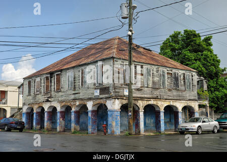 Altes Haus mit Arkaden, braucht Renovierung, Frederiksted, St. Croix Island, US Virgin Islands, USA Stockfoto