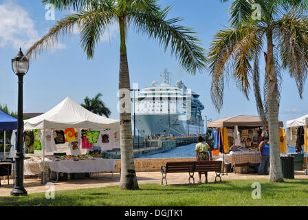 Kreuzfahrt Schiff und Souvenir-Stände auf der Anklagebank in Frederiksted, Insel St. Croix, Amerikanische Jungferninseln, USA Stockfoto