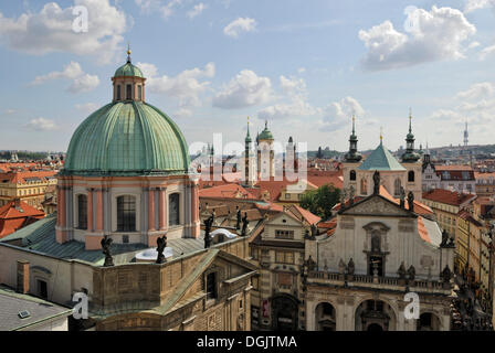 Blick von der Altstädter Brückenturm über die Türme und Dächer von Prag, Tschechische Republik, Europa Stockfoto